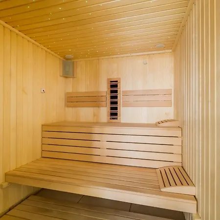 Moonstar - N Pools Mamaia